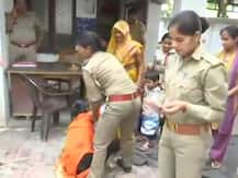 বিজেপি বিধায়কের বিরুদ্ধে ধর্ষণের অভিযোগে,পুলিশি নিষ্ক্রিয়তার প্রতিবাদে যোগীর বাসভবনের বাইরে সপরিবারে আত্মহত্যার চেষ্টা মহিলার