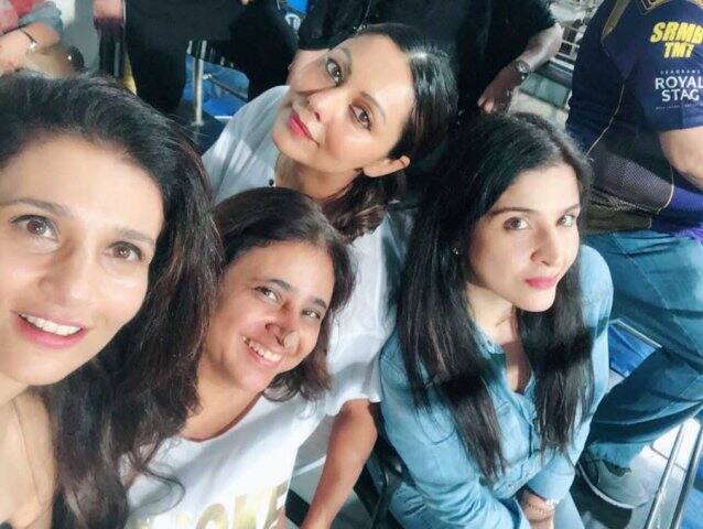 ছিলেন শাহরুখের স্ত্রী গৌরী খান ও রিয়া পিল্লাই। 