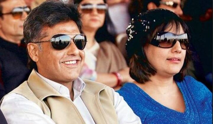 কংগ্রেস নেতা মণীষ তিওয়ারি নাজনিন শফাকে বিয়ে করেন। ১৯৮৯ মণীষ যখন তাঁর কলেজের এনএসইউআই সভাপতি ছিলেন তখন তাঁর সঙ্গে নাজনিনের আলাপ হয়। নাজনিন পড়াশোনা শেষ করে এয়ার ইন্ডিয়াতে যোগ দেন।