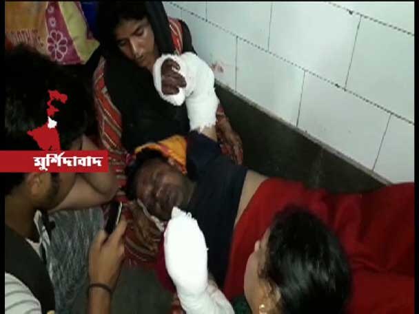 tmc panchayat samiti candidate injured, one dead during binding bomb at Rezinagar of Murshidabad মুর্শিদাবাদের রেজিনগরে বোমা বাঁধতে গিয়ে মৃত্যু একজনের ,জখম পঞ্চায়েত সমিতির তৃণমূল প্রার্থী-সহ ২