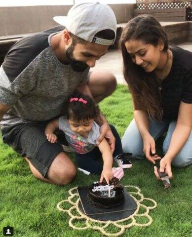 কিছুদিন আগেই মেয়ের প্রথম জন্মদিন পালন করেন শাহিদ ও তাঁর স্ত্রী মীরা