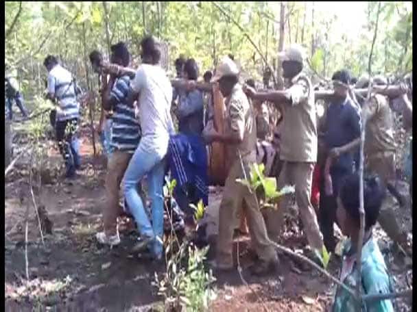 এরইমধ্যে ৩০ মার্চ বাঘটি একটি কালভার্টের নিচে আটকে পড়ে বলে দাবি। সেদিনও বাঘটি শিকারিদের জাল ছিঁড়ে পালায়। আতঙ্কের মধ্যেই আজ সকালে কাননডিহি মহুয়া জঙ্গলে মেলে আধখাওয়া বুনো শুয়োর। আশেপাশে বাঘের পায়ের ছাপ। ছিল ধস্তাধস্তির চিহ্নও। 