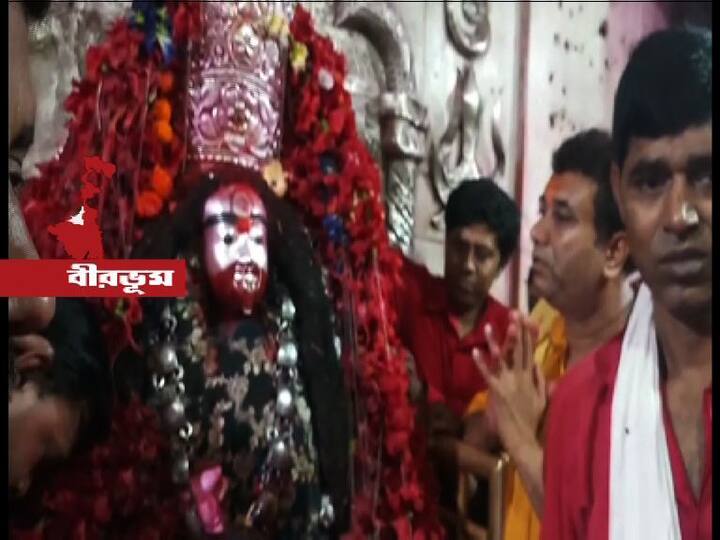 ১৪২৫-এর শুরুতে তারাপীঠে পুণ্যার্থীদের ঢল। তারা মায়ের পায়ে হালখাতা ছুঁইয়ে পুজো দিতে ব্যবসায়ীদের ভিড়