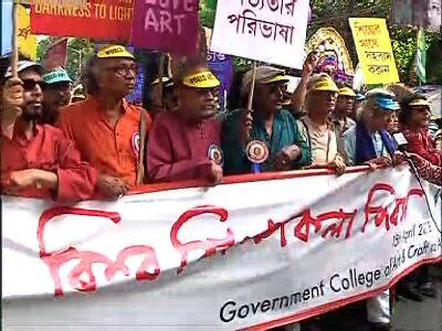 নববর্ষের পাশাপাশি আজ বিশ্ব শিল্পকলা দিবস। সেই উপলক্ষে গভর্নমেন্ট আর্ট কলেজের সামনে থেকে শিল্পীদের শোভাযাত্রা। পা মেলান যোগেন চৌধুরী, সমীর আইচ, দেবজ্যোতি মিশ্র-সহ আরও অনেকে।