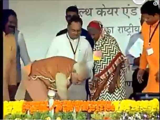 PM Modi's Picture Perfect Moment With Slippers For Tribal Woman At Rally দেখুন ভিডিও: আদিবাসী মহিলার পায়ে চটি পরিয়ে দিলেন প্রধানমন্ত্রী নরেন্দ্র মোদী