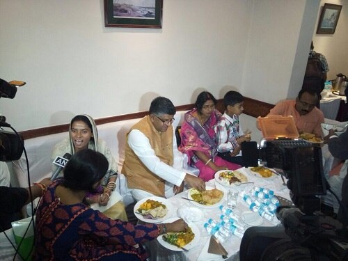 On Ambedkar Jayanti, Ravi Shankar Prasad Has Lunch With Dalits At 5-Star Hotel অম্বেডকর জয়ন্তীতে দলিতদের নিয়ে পাঁচতারা হোটেলে মধ্যাহ্নভোজে রবিশঙ্কর প্রসাদ
