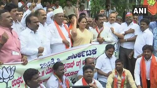 BJP protests in Bengaluru as Karnataka Congress chief calls Adityanath ‘disgrace to Indian politics' যোগী আদিত্যনাথ ভারতীয় রাজনীতির কলঙ্ক, দাবি কর্ণাটকের কংগ্রেস সভাপতির, বিজেপি-র বিক্ষোভ