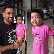 ভিডিওতে দেখুন, আইপিএল ম্যাচ চলাকালীন ধোনিকে আলিঙ্গন করতে চাইছে মেয়ে জিভা