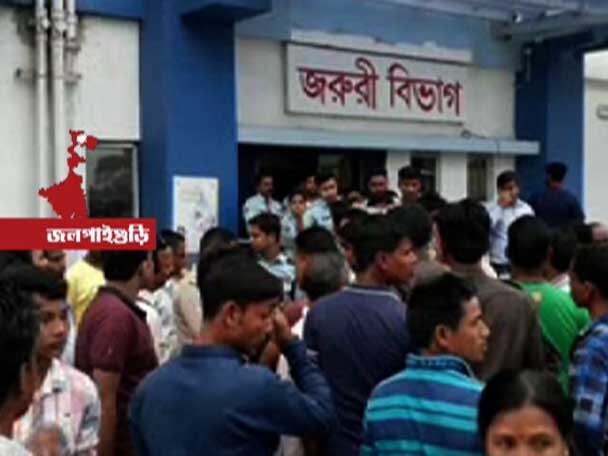 Patient died at Jalpaiguri Superficiality Hospital because of medical negligence স্ট্রেচারে শুয়ে যন্ত্রণায় মৃত্যু রোগীর, ফেসবুকে ব্যস্ত ওয়ার্ড মাস্টার, এল না অ্যাম্বুলেন্স, ধুন্ধুমার জলপাইগুড়ি হাসপাতালে