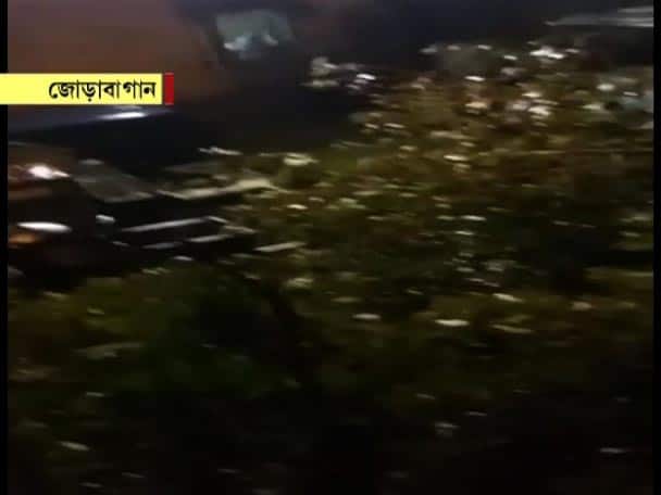 হাওড়া, হুগলি, দুই ২৪ পরগনা, বাঁকুড়া সহ দক্ষিণবঙ্গে বৃষ্টি। বালিগঞ্জে বিজন সেতুতে ঝড়ে ল্যাম্প পোস্ট উল্টে বিপত্তি। ফেয়ারলি প্লেস, পার্ক স্ট্রিট, এন্টালি, শোভাবাজার থেকে সল্টলেক একের পর এক জায়গায় গাছ পড়ে লন্ডভন্ড অবস্থা।
