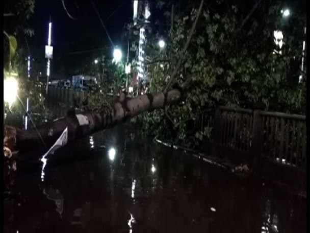 Norwester storm followed by heavy rains wreck havoc in Kolkata, suburbs ঘণ্টায় ৯৮ কিলোমিটার বেগে ঝড়, কালবৈশাখীর তাণ্ডবে লণ্ডভণ্ড কলকাতা সহ দক্ষিণবঙ্গ, মৃত ১২