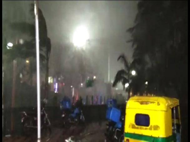 অসহ্য গরমে স্বস্তির বৃষ্টি, সঙ্গে ঝোড়ো হাওয়া। প্রথমবার ৮৪ কিলোমিটার প্রতি ঘণ্টা বেগে ঝড়। দ্বিতীয়বার ৯৮ কিলোমিটার প্রতি ঘণ্টা বেগে ঝড়। কলকাতায় তুমুল বৃষ্টি।