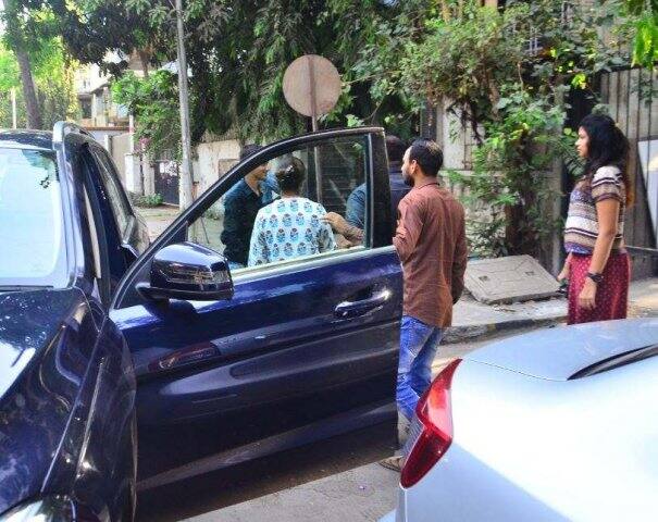 ফ্যানদের সঙ্গে সেলফিও তোলেন তিনি।