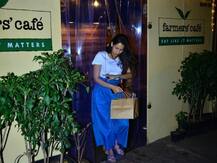 ক্যাফের বাইরে মীরা রাজপুত, বেবি বাম্প দেখতে পাচ্ছেন?