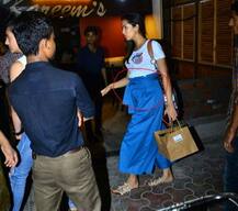 ক্যাফের বাইরে মীরা রাজপুত, বেবি বাম্প দেখতে পাচ্ছেন?