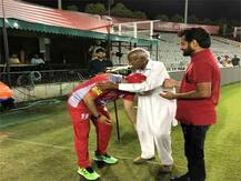 ৭০ কিমি রাস্তা উজিয়ে এলেন ৯৩- এর \'দাদু\', প্রণাম সহবাগের