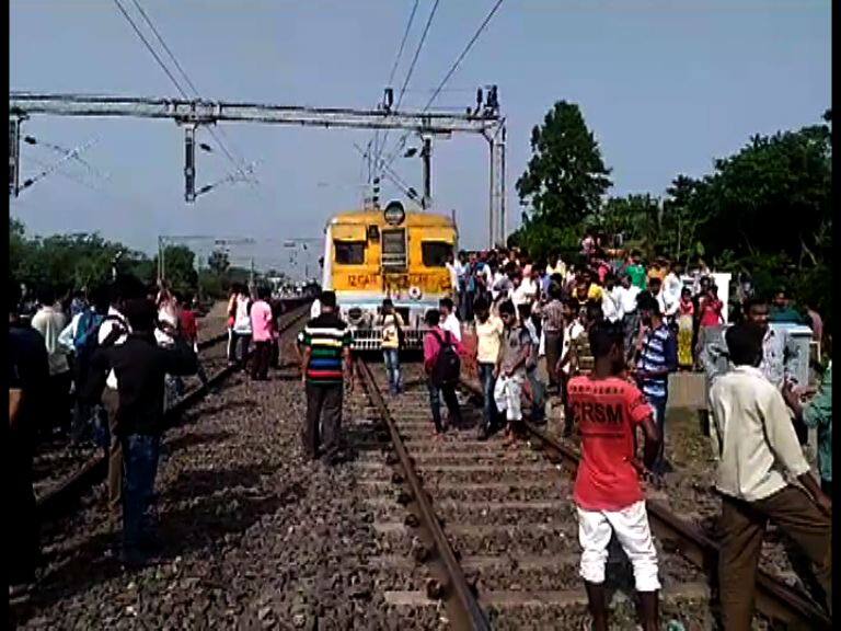 Train blockage at Chengail station, several long distance train halted at several station, passengers in trouble কাঠুয়া-উন্নাও: উলুবেড়িয়ায় ফের জাতীয় সড়কে অবরোধ