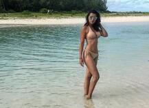 দেখুন সমুদ্রের তীরে এই বলিউড অভিনেত্রীকে