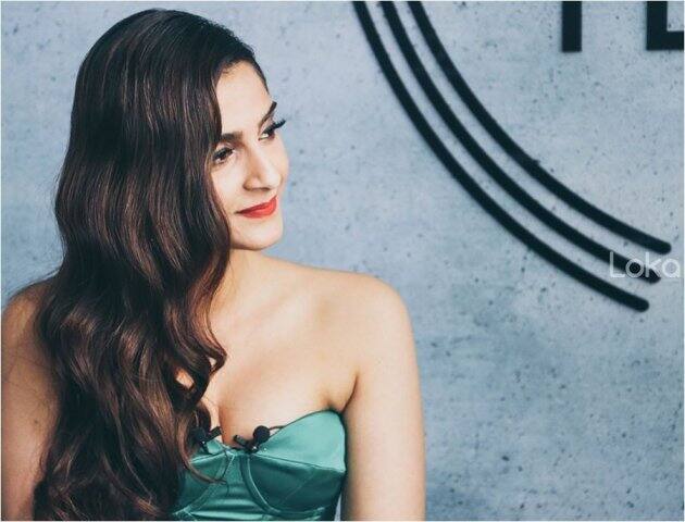 ফ্যাশনেবল পোশাকের জন্য তুমুল জনপ্রিয় সোনম বলিউডে এখনও খুব একটা সাফল্য পাননি। তবে নীরজা ছবির জন্য পেয়েছেন জাতীয় পুরস্কার।