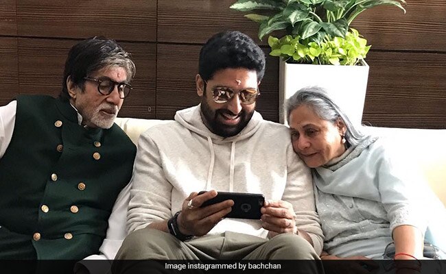 Abhishek Bachchan Shuts Down Troll Who Mocked Him For Living With His Parents বাবা-মায়ের সঙ্গে থাকেন! তাই ট্রোলড..নেটিজেনদের পাল্টা দিলেন অভিষেক বচ্চন