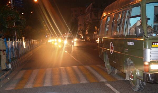 এর জন্য কলকাতা পুলিশের সহযোগিতায় বিশেষ গ্রিন করিডর তৈরি করা হয়। সেই করিডর দিয়েই কনভয় সমেত সামরিক গাড়ি ও অ্যাম্বুলেন্স পৌঁছয় হাসপাতাল।