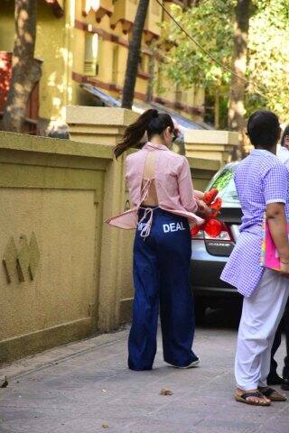 তবে এখানে শুধু তৈমুর নয়, করিনার পোশাকের ডিজাইনও নজর কেড়েছে