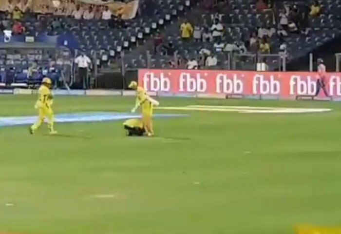 Watch Video: Fan Touches MS Dhoni's Feet During Chennai Super Kings vs Rajasthan Royals Match দেখুন: মাঠে ঢুকে ধোনির পা জড়িয়ে ধরলেন এক অনুরাগী