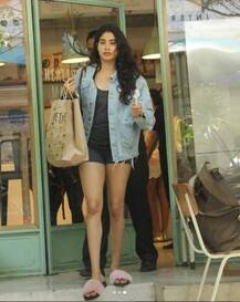 মায়ের মৃত্যু-শোক কিছুটা কাটিয়ে একটু হাল্কা মেজাজে লেন্সবন্দি শ্রীদেবী-কন্যা জাহ্নবী