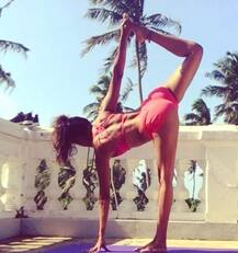 যোগ-চর্চার ছবিতে উষ্ণতা ছড়ালেন \'চাক দে ইন্ডিয়া\' সিনেমার গোলরক্ষক