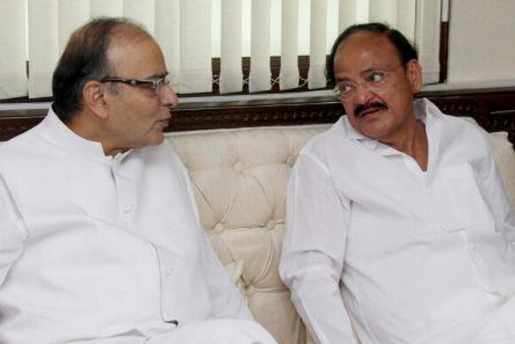 'Decision to reject CJI impeachment notice came after due diligence', says Naidu; 'A suicidal future move', says Jaitley on Congress plan to move SC প্রধান বিচারপতির ইমপিচমেন্ট-বিতর্ক: ভেবেচিন্তেই সিদ্ধান্ত দাবি ভেঙ্কাইয়ার, কংগ্রেস আদালতে গেলে তা হবে ‘আত্মহত্যার সামিল’, কটাক্ষ জেটলির
