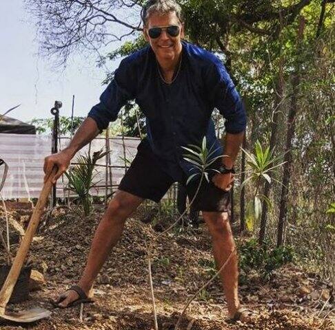 সেই গাছ পোঁতার কাজ করার সময় নবদম্পতি