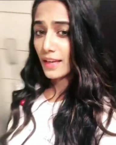 আগের মতোই পুনম তাঁর কয়েকটি বিকিনি ছবি পোস্ট করেছেন।