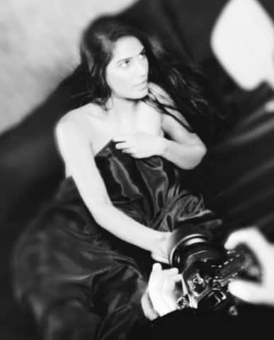 একটি ছবিতে পুনম তাঁর ফটোশ্যুটের ঝলক দেখিয়েছিলেন। 