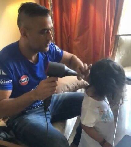 ম্যাচ শেষ হওয়ার পর মেয়ের সঙ্গে ধোনির ছবি সোশ্যাল মিডিয়ায় ভাইরাল