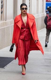 ইনস্টাগ্রামে লাল পোশাক পরা ছবি পোস্ট করে অনুরাগীদের চোখ ধাঁধিয়ে দিলেন প্রিয়ঙ্কা চোপড়া