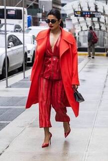 ইনস্টাগ্রামে লাল পোশাক পরা ছবি পোস্ট করে অনুরাগীদের চোখ ধাঁধিয়ে দিলেন প্রিয়ঙ্কা চোপড়া