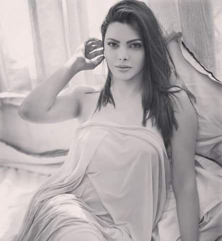 তাঁর আগের ছবি ‘বজহ তুম হো’ ছিল। তিনি তাঁর আগে ‘রেড স্বস্তিক’ নামে আরও একটি ছবিতে অভিনয় করেন।