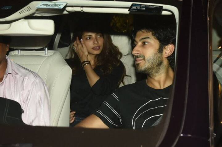 মোহিতের সঙ্গে রয়েছেন তাঁর নববিবাহিত স্ত্রী। ফেব্রুয়ারিতে দুবাইতে বিয়ে করেন তাঁরা। এই বিয়ে উপলক্ষ্যেই শ্রীদেবী দুবাই যান, সেখানেই মৃত্যু হয় তাঁর।