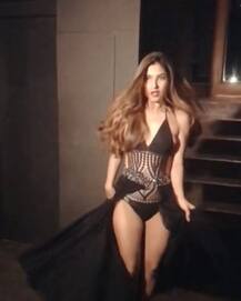 সাহসী বলে সাহসী! এই ছবিগুলিতে তো চোখ ধাঁধিয়ে দিলেন করিশ্মা শর্মা