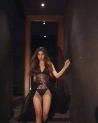 আকর্ষণীয় দৈহিক সৌন্দর্য্যের জন্য করিশ্মা যোগ করেন এবং সঠিক খাওয়ারের ওপর গুরুত্ব দেন। 