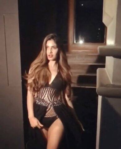 সোশ্যাল মিডিয়ায় নিজের সাহসী ছবি পোস্ট করতে আদৌ সঙ্কোচ করেন না করিশ্মা।