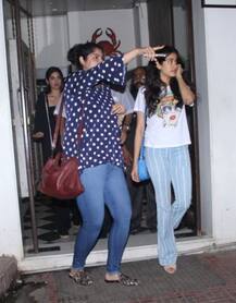 তিন মেয়েকে নিয়ে নৈশভোজে বনি কপূর, দেখা গেল জাহ্নবি ও অনশুলা-দুই বোনের আলিঙ্গন