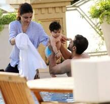 গরম থেকে বাঁচতে সাত মাসের খুদের পুলে নেমে দুষ্টুমি, মেয়েকে সঙ্গ দিলেন অভিনেতা বাবা-মা