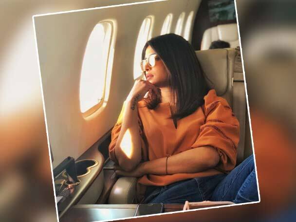 দেশি গার্ল সম্প্রতি ভারতে ফিরেছেন এবং অসম যাওয়ার পথে তোলা একটি ছবি ইন্টাগ্রামে পোস্ট করেছেন। ছবিটিতে আকর্ষণের কেন্দ্রবিন্দু হয়ে উঠেছে তাঁর বাঁহাতের কবজিতে পরা একটা ফ্যাশন সংক্রান্ত একটি জিনিস। অনেকেরই অনুমান, ওটা মঙ্গলসূত্র। 