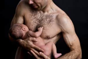 পুরুষও শিশুকে বুকের দুধ খাওয়াতে পারে! এ কথা বললে কি সহজে বিশ্বাস হয়? 