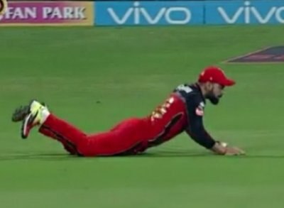 IPL: Virat Kohli's Stunning Catch, Reaction From Wife Anushka Sharma কোহলির দুরন্ত ক্যাচে আউট দীনেশ কার্তিক, গ্যালারিতে মুগ্ধ অনুষ্কা