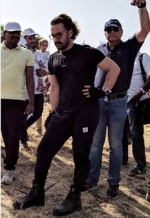 মাটি কুপিয়ে মে দিবস পালন আমির-আলিয়ার