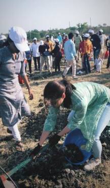 মাটি কুপিয়ে মে দিবস পালন আমির-আলিয়ার