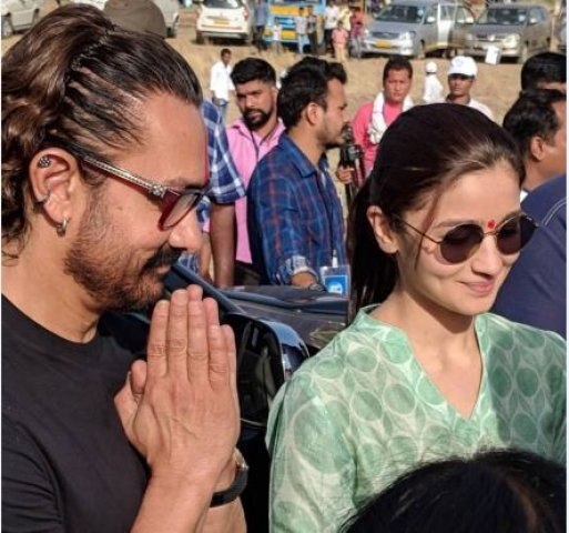 শুধু মাটি কোপানোই নয়, আমির-আলিয়া স্থানীয় বাসিন্দাদের সঙ্গে কথাও বলেন।