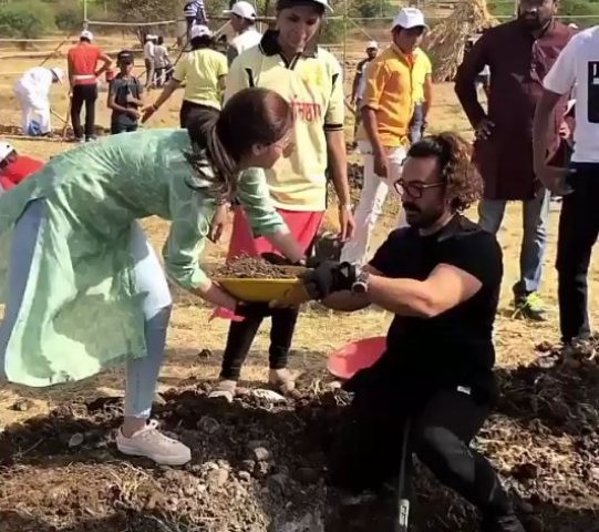 এদিন হাল্কা সবুজ রঙের কুর্তী এবং সাদা লেগিংস পরেছিলেন আলিয়া।